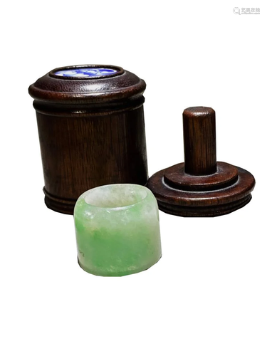 CHINESE JADEITE CARVING OF THUMB RING WITH BOX