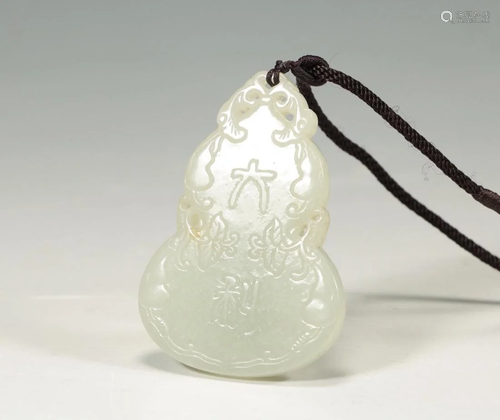 CREAMY JADE CARVING 'DOUBLE-GOURD' HANGING PLAQUE