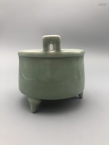 LONGQUAN WARE TRIPOD PORCELAIN CENSER