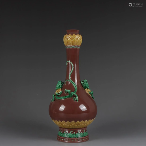 PLAIN TRICOLOR GLAZE DRAGON-ENGRAVED VASE