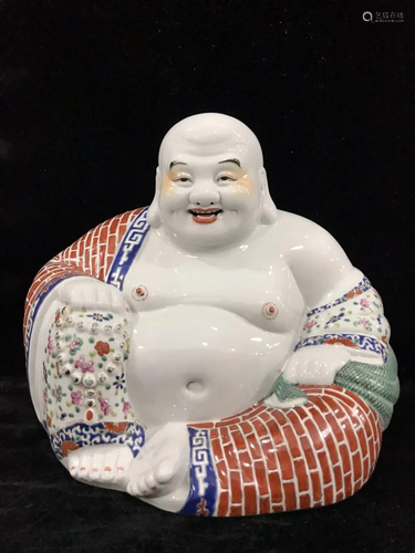 FAMILLE ROSE PORCELAIN FIGURINE OF MAITREYA