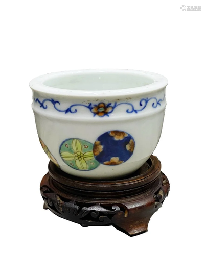 A SMALL FAMILLE ROSE FLORAL CENSER