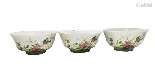 SET OF THREE FAMILLE ROSE 'BIRD AND FLOWER' BOWLS