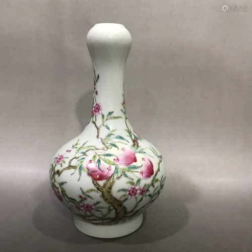 FAMILLE ROSE 'PEACH AND FLOWER' GARLIC-HEAD VASE