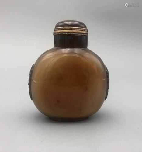 AN AGATE CARVING SNUFF BOTTLE