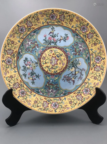 FAMILLE ROSE INTERLOCKING FLOWER PORCELAIN PLATE