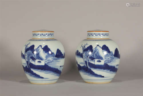 A pair of blue and white cans in Qing Dynasty.