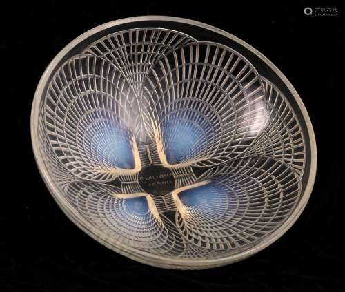 A RENE LALIQUE OPALESCENT GLASS COQUILLES PATTERN BOWL