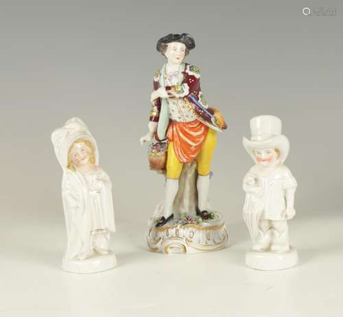 A CHELSEA TYPE SAMSON PORCELAIN FIGURE OF A MALE FLOWER SELL...