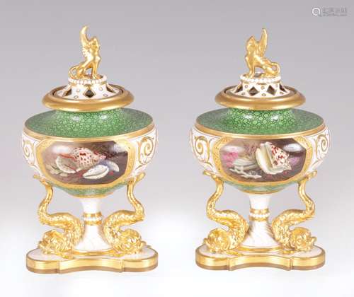 A FINE PAIR OF REGENCY WORCESTER FLIGHT BARR & BARR POT ...