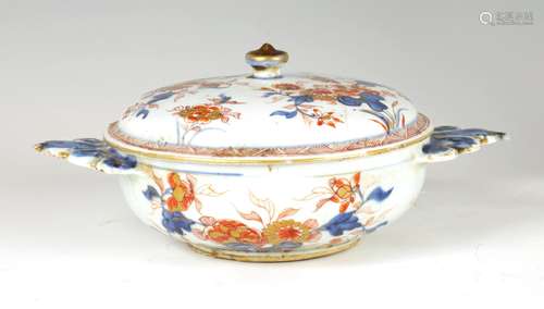 AN 18TH CENTURY IMARI SHALLOW BOWL AND COVER