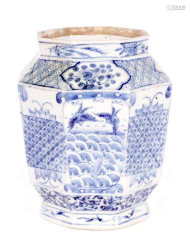 AN 18TH CENTURY CHINESE BLUE AND WHITE OCTAGONAL VASE