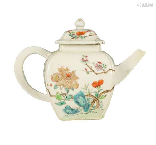 AN 18TH CENTURY CHINESE FAMILLE ROSE PORCELAIN TEAPOT