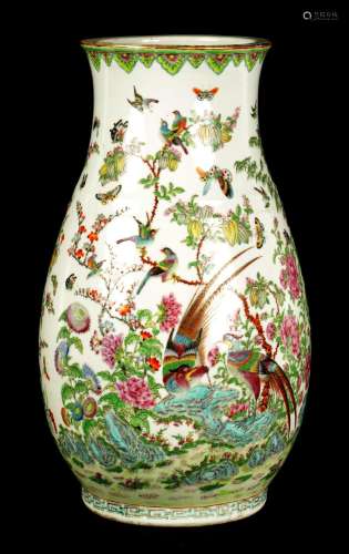 A LARGE 19TH CENTURY CHINESE FAMILLE VERTE BULBOUS PORCELAIN...