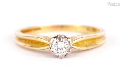 A LADIES 18CT GOLD DIAMOND SOLITAIRE RING