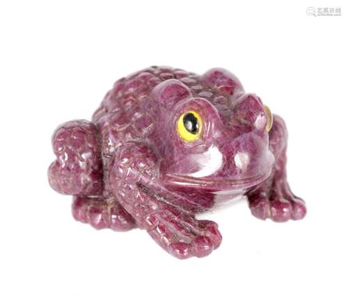 A CARVED RUBY GEMSTONE SCULPTURE OF A TOAD