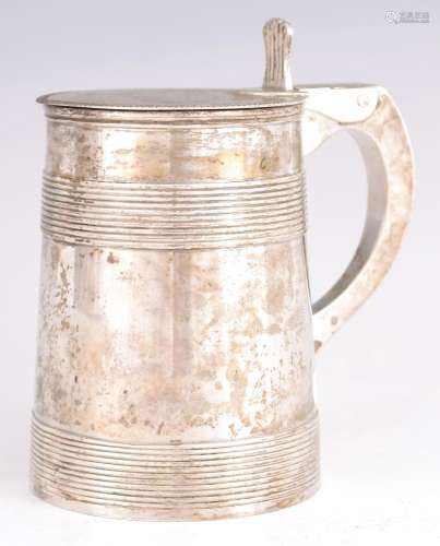 A GEORGE III SILVER LIDDED TANKARD