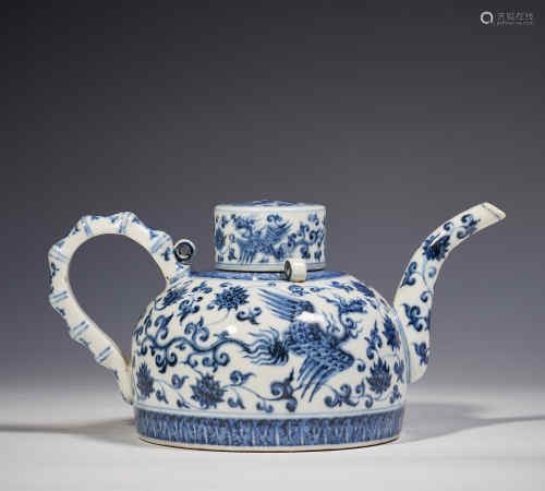 Blue and white phoenix decorated teapot