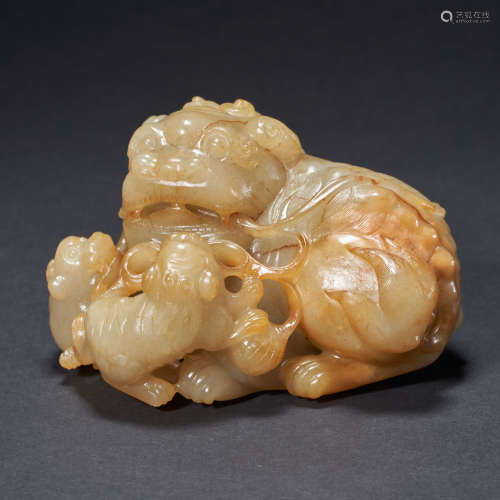 Jade lion ornaments from Hetian of Qing Dynasty