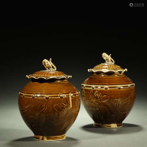 A pair of Chinese porcelain pots with carved flower covers, ...