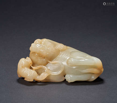 Jade lion ornaments from Hetian of Qing Dynasty