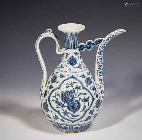 Blue and white peach decorative ewer