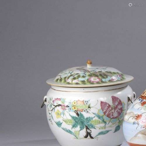 CHINE, XIXe siècle : POT COUVERT en porcelaine