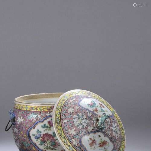 CHINE, XIXe siècle : POT COUVERT en porcelaine