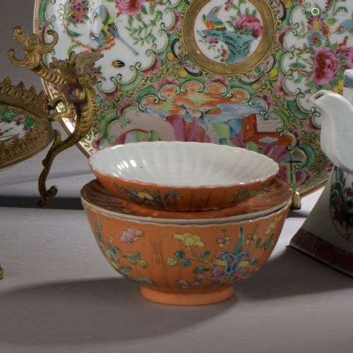 CHINE - XIXe siècle : BOL, COUPELLE ET SUPPORT en porcelaine
