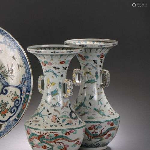 CHINE XIXe siècle : PAIRE DE VASES BALUSTRES