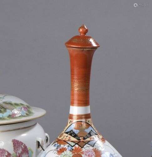 JAPON, vers 1900 : BOUTEILLE COUVERTE en porcelaine
