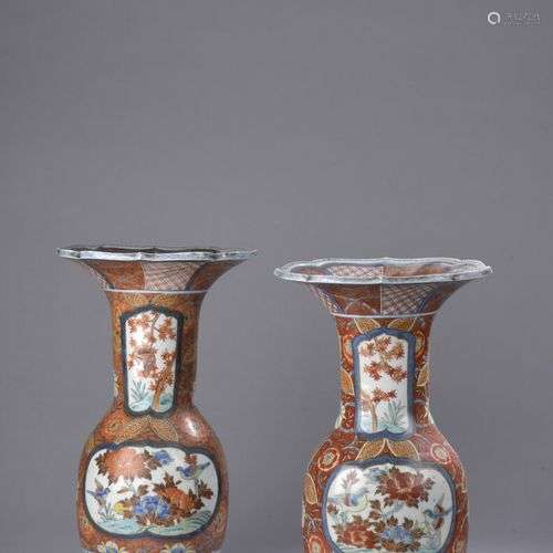 JAPON, XIXe siècle : Deux vases balustres en porcelaine