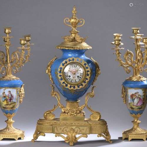 GARNITURE DE CHEMINEE en porcelaine