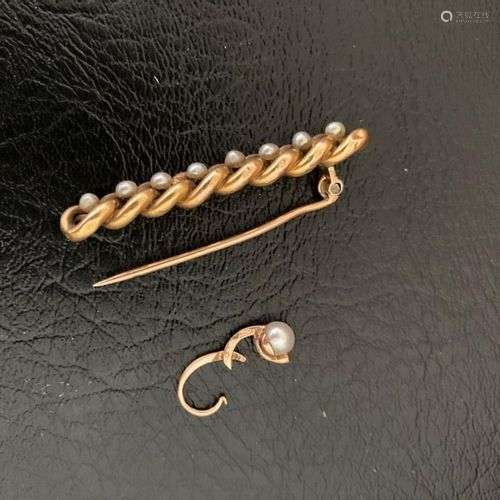 Une BROCHE et une BOUCLE d'OREILLE en or jaune 18k 750,