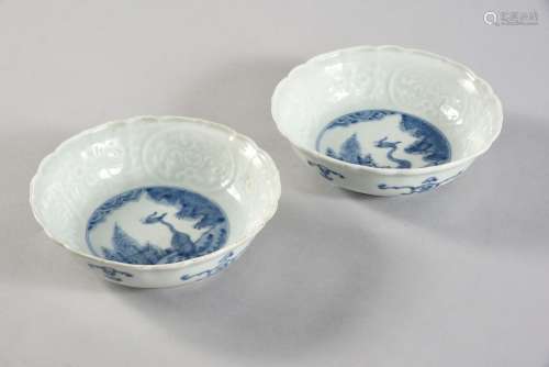 Paire de coupes en porcelaine de Chine à décor bleu et blanc...