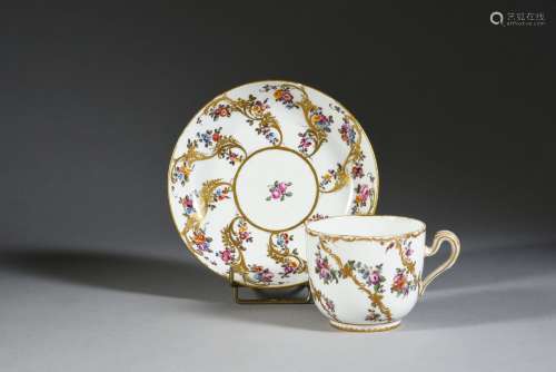 Gobelet Bouillard (1ère grandeur) et sa sous-tasse en porcel...