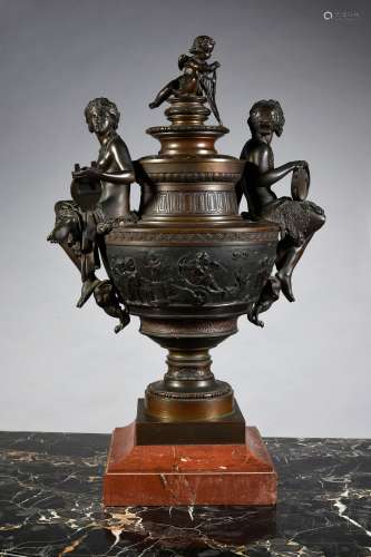 Important vase balustre couvert en bronze à patine brune, la...