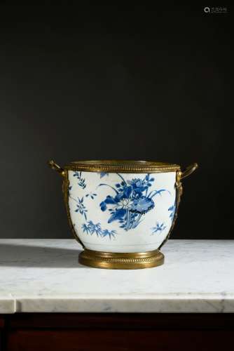 Cache pot en porcelaine de la Chine à décor blanc et bleu de...