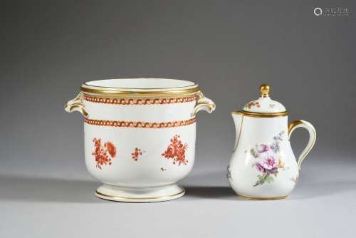 Pot à lait en porcelaine de Sèvres du XVIIIe siècle, et un c...