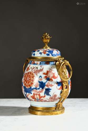 Pot-pourri en porcelaine de la Chine à décor Imari rouge ble...