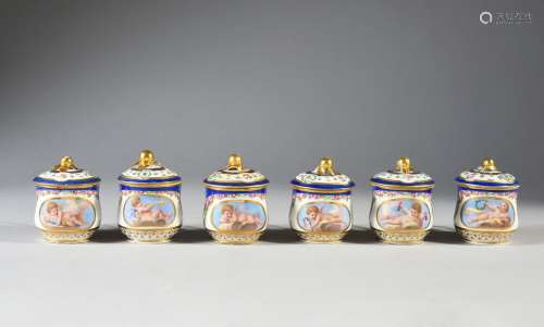 Six pots à jus et leurs couvercles en porcelaine de Sèvres d...