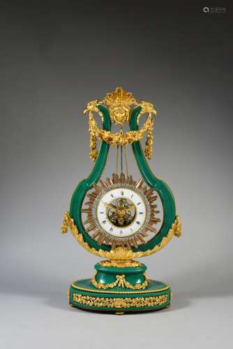 Pendule Lyre «Louis XVI» d'époque Consulat, en porcelaine de...