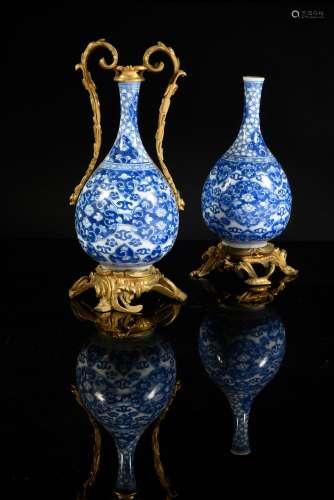 Paire de vases bouteille en porcelaine de Chine à décor blan...