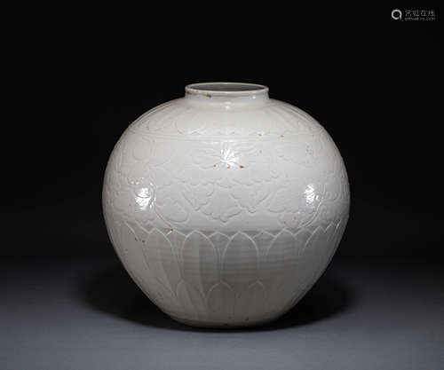 Ding kiln bottles in Song Dynasty of China