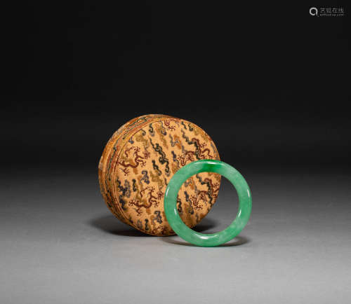 Chinese jade bracelet from the Qing Dynasty