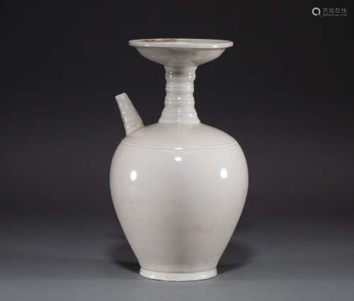 Pan mouth bottle of ding kiln in Song Dynasty of China