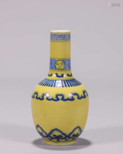 “大清雍正年制”款 青花回形如意頭紋黃釉長頸小瓶