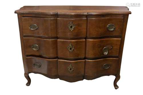 AN EARLY 18TH CENTURY FRENCH WALNUT AND OAK CHEST OF DRAWERS