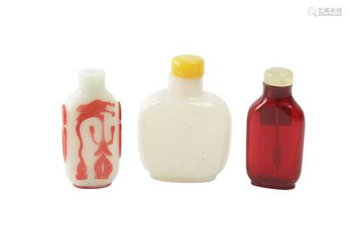 THREE CHINESE GLASS SNUFF BOTTLES.