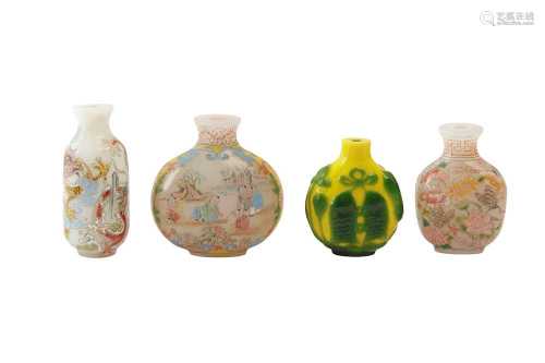 FOUR CHINESE GLASS SNUFF BOTTLES.